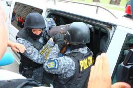 Tânăr din Iaşi înjunghiat în inimă, la discotecă. Ucigaşul, ridicat cu mascaţii