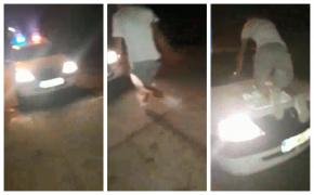 Un tânăr s-a urcat cu picioarele pe maşina Poliţiei, la Vaslui, apoi a încercat să elibereze un reţinut (Video)