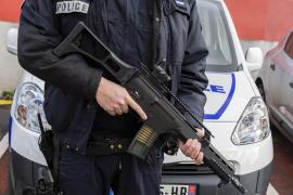 Atac cu cuţitul, într-un supermarket din Franţa. Doi oameni înjunghiaţi de o femeie care a strigat 'Allah Akbar'