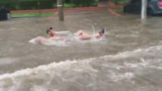 Bărbat pe o stradă inundată din Titan