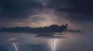 Alertă meteo de vreme rea până la ora 21.00. Urmează furtuni puternice, ploi torenţiale şi grindină în toată ţara