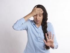 9 semne că suferi de migrenă. De ce apar durerile de cap și cum poți să le previi