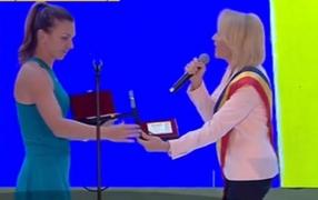 Gabriela Firea îi înmânează Simonei Halep cheia orașului și diploma de execelnță în timpul manifestației de pe Arena Națională
