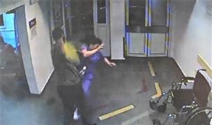 Momentul în care asistenta medicală din Braşov este lovită de pereţi de un pacient beat