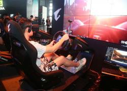 Tânăr care testează jocuri video la un eveniment de profil