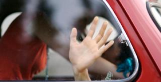 Copilă de 13 ani, smulsă de lângă mamă în plină zi şi batjocorită pe un câmp de trei bărbaţi! Femeia a privit neputincioasă cum îi este răpită fiica