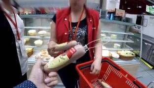 Alimente expirate de un an, la vânzare într-un hipermarket din Timişoara