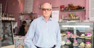 Ovidiu Şarpe în faţa patiseriei sale din Londra