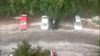 Stradă inundată în Braşov în timpul furtunii