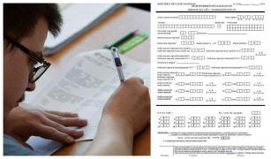 Elev completează fişa de înscriere pentru admitere 2018