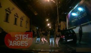 Bătaie cu dansatoarele unui club de noapte din Piteşti, în plină stradă. Clienţii au fost alergaţi de patronul şi angajaţii clubului (video)