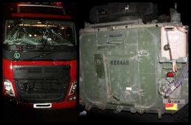 Un camion de 100 de tone a intrat într-o coloană de tancuri americane pe un drum din Germania. Doi oameni sunt răniţi