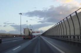 Video şocant. Un camion a lovit în plin o maşină oprită pe avarii în mijlocul autostrăzii, în Rusia. Camionagiul nu a frânat deloc