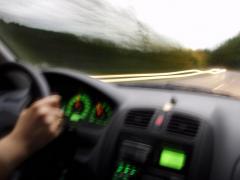 Şofer lăsat pieton şi amendat după ce a fost prins că gonea cu peste 200 kilometri la oră în Galaţi