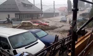 Inundaţii violente la Vâlcea. Case sub ape şi zeci de maşini avariate, după ce au fost luate de torenţii puternici (Video)