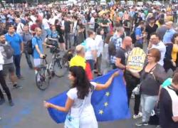 Peste 10.000 de oameni s-au adunat în Piața Victoriei. Manifestanții cer demisia lui Liviu Dragnea, condamnat în dosarul Bombonica (Video)