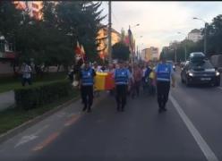 Oamenii au ieșit în stradă și în țară, după condamnarea lui Liviu Dragnea.  La Sibiu, manifestanții au deschis o sticlă de șampanie (Video)