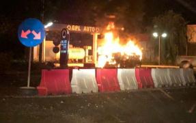 O maşină a luat foc lângă o staţie GPL, la Ovidiu, în Constanţa. Şoferul beat a pierdut controlul într-un sens giratoriu şi autoturismul s-a răsturnat