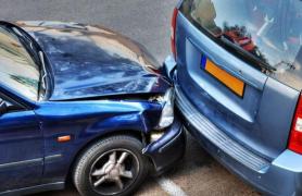 Halucinant, la Galaţi. A furat seara banii unei bătrâne, a doua zi şi-a cumpărat cu ei maşină şi a făcut accident, poliţiştii descoperind că nu are permis