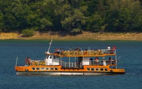 24 de persoane plutesc în derivă pe un vaporaş, pe lacul Izvorul Muntelui din Neamţ. Pompierii încearcă să aducă ambarcaţiunea la mal