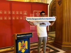 Banner cu mesajul "fără penali în funcţii publice", afişat la uşa grupului PSD din Parlament