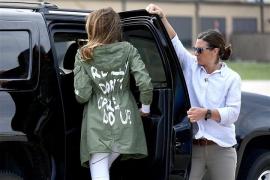 Gafă de proporții a soției lui Trump. Melania, ținta criticilor din cauza unei jachete pe care a purtat-o la un centru unde sunt ținuți copiii imigranților