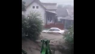 Imagini dramatice în judeţul Alba. O maşină a fost luată de apele învolburate, într-o localitate din judeţ (video)