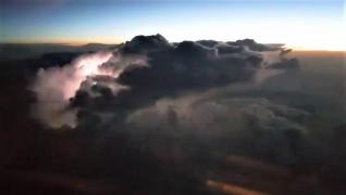 Fulgere filmate de piloţii Tarom, la mii de metri altitudine! Imagini spectaculoase surprinse în timpul unei furtuni teribile