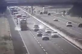 Imagini teribile pe o autostradă din Italia, unde cauciucul unui TIR a explodat! Video cu momentul dramatic în care camionul e scăpat de sub control