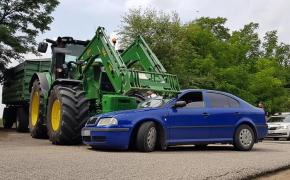 Un tractor a strivit o maşină înmatriculată în România, pe o şosea din sudul Ungariei. Doi oameni erau în automobil