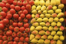 Fructe şi legume în raft la supermarket