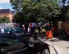 Bătaie generală între clanurile de romi, în centrul Iaşului! Urlă, se lovesc cu cuţite şi aruncă cu pietre unii în alţii