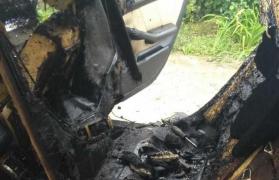 Mașina distrusă de foc în Dâmbovița, după explozia rezervorului