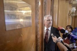 Liviu Dragnea răspunde reporterilor în Parlament