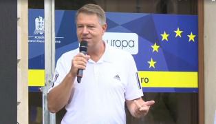 Iohannis a intrat în campanie pe bicicletă. Preşedintele a transmis un mesaj cu tâlc în plin scandal politic