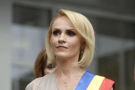 Gabriela Firea a postat pe Facebook primul vers din imnul României socialiste, în mesajul de Ziua Drapelului
