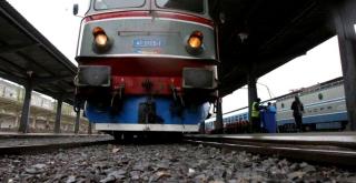 Scene şocante pe peronul gării din Cluj. O tânără mamă şi-a bătut copilul de 1 an şi a amenințat că îl aruncă sub tren