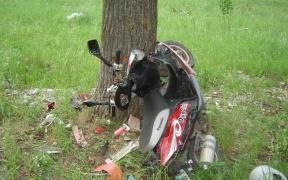 Moarte groaznică pentru un sucevean fără permis. Cu o viteză ameţitoare a lovit un copac, apoi un stâlp