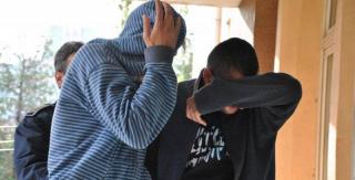 2 tineri din Mediaş, aproape să omoare un băiat pentru 10 lei, pe care i-au împărţit frăţeşte