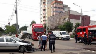 Pericol de explozie, după ce fostul director adjunct al Politiei Locale Bârlad a ignorat toate regulile de circulaţie şi s-a izbit de un TIR