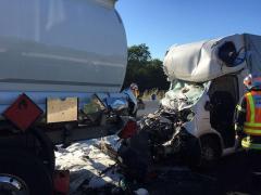 Un şofer român ar putea rămâne fără picioare, după ce camioneta condusă de el s-a făcut praf de o cisternă, pe o autostradă din Franţa