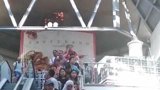 Incediu de proporţii la un mall din centrul Moscovei. Mii de oameni se aflau în centrul comercial (Video)