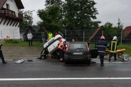 Doi oameni au murit înt-run accident între Braşov şi Sibiu. Un taxi a intrat pe contrasens, a lovit un autoturism, apoi a ricoşat în altul