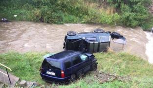 Două maşini în râu, la Sibiu, după ce o şoferiţă a făcut o manevră imposibilă