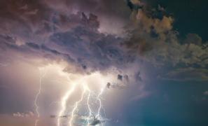 Alertă meteo cu efect imediat. ANM anunţă furtuni foarte puternice în mai multe judeţe