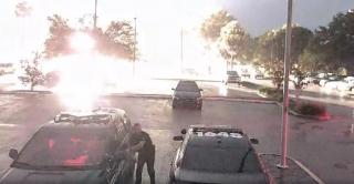 Un poliţist din Florida a scăpat ca prin urechile acului de lovitura unui fulger. Trăsnetul a picat la doar câţiva metri de el (Video)