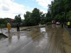 Trafic complet blocat pe un drum din Covasna, din cauza aluviunilor care se întind pe aproximativ 100 de metri
