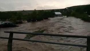 Furia naturii a lovit şi la Iaşi. Gospodării inundate, maşini luate de apă şi drumuri acoperite de puhoaie (Video)