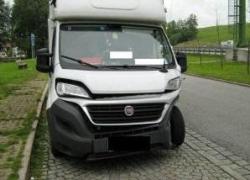 Un şofer român a făcut un accident în Germania şi a fost prins de poliţişti după 24 de ore. Circula liniştit pe o autostradă, cu camionul avariat