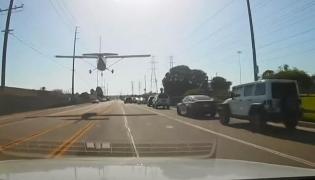 Un avion a aterizat printre maşini, pe o stradă din California. La comenzi se afla o tânără fără cursul de pilotaj încheiat